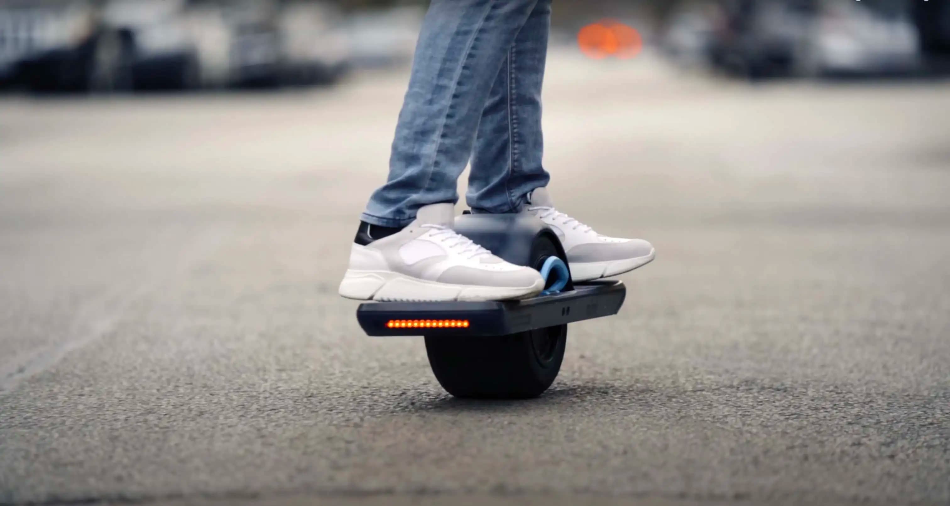 Image de presentation article Le mouvement OneWheel aux États-Unis: explorer l'avenir du transport personnel